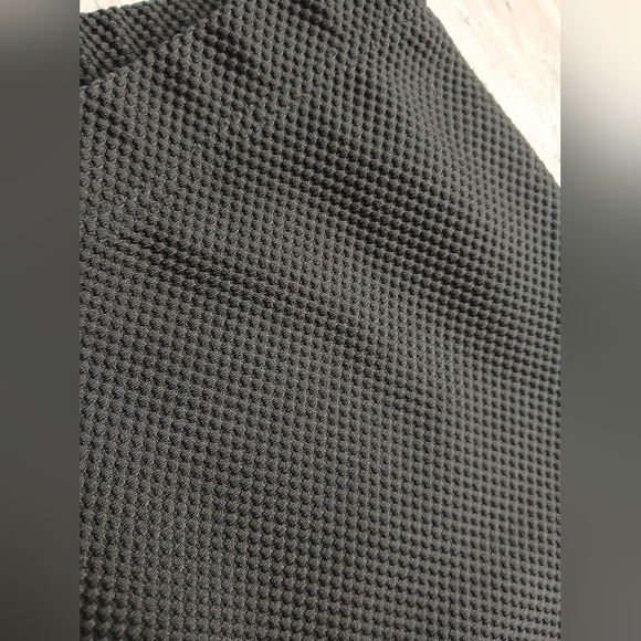 Suzy Shier Textured Cuffed Stretchy Black Ankle Pants size Medium - Picture 4 of 6